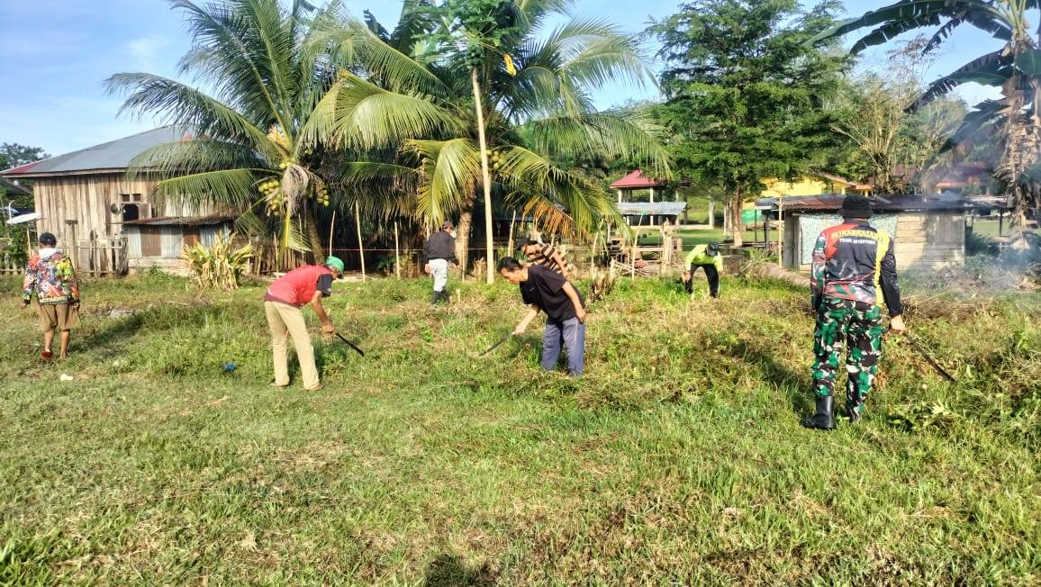 jelang-tmmd,-satgas-dari-kodim-0310/ss-bersihkan-lapangan-di-sungai-kambut-dharmasraya