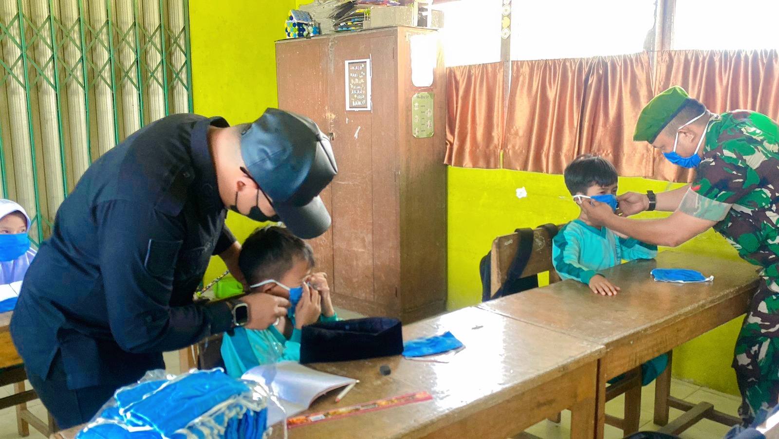 erupsi-gunung-marapi,-pemerintah-nagari-bagikan-masker-gratis