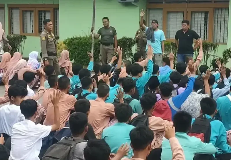 Gambar dari PADUKA BERISTRI: Inovasi Tekan AKI-AKB di Dharmasraya satpol-pp-padang-amankan-70-pelajar-bolos-di-tempat-biliar,-termasuk-8-siswi