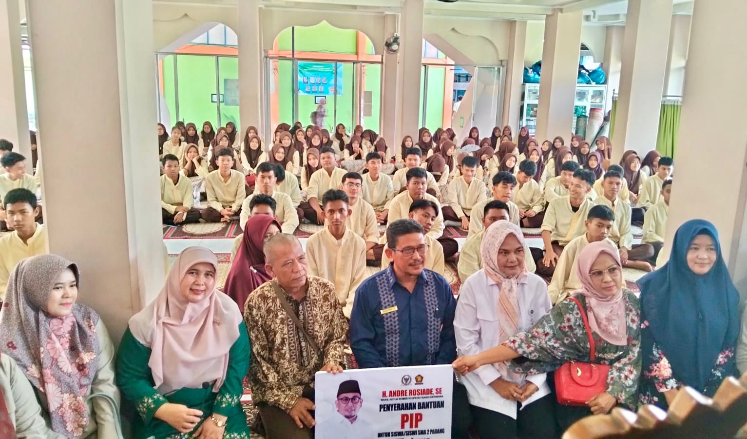 andre-rosiade-salurkan-beasiswa-pip-di-sman-2-padang,-ada-177-siswa-menerima