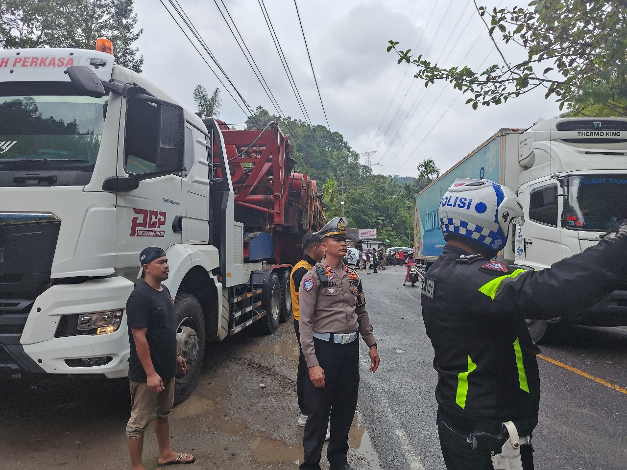 hati-hati!-jalur-palupuh-rawan-licin,-truk-terperosok-hingga-tutup-jalan
