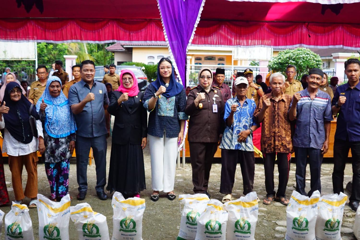 pemkab-dharmasraya-dan-bulog-salurkan-bantuan-pangan-beras-ke-13.801-kpm