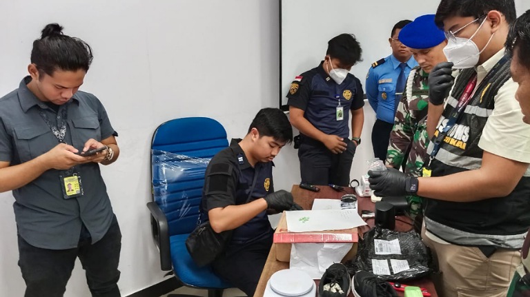 terekam-x-ray,-lanud-dan-bandara-ssk-ii temukan-100-gram-sabu-dan-ratusan-ektasi-dalam-sepatu