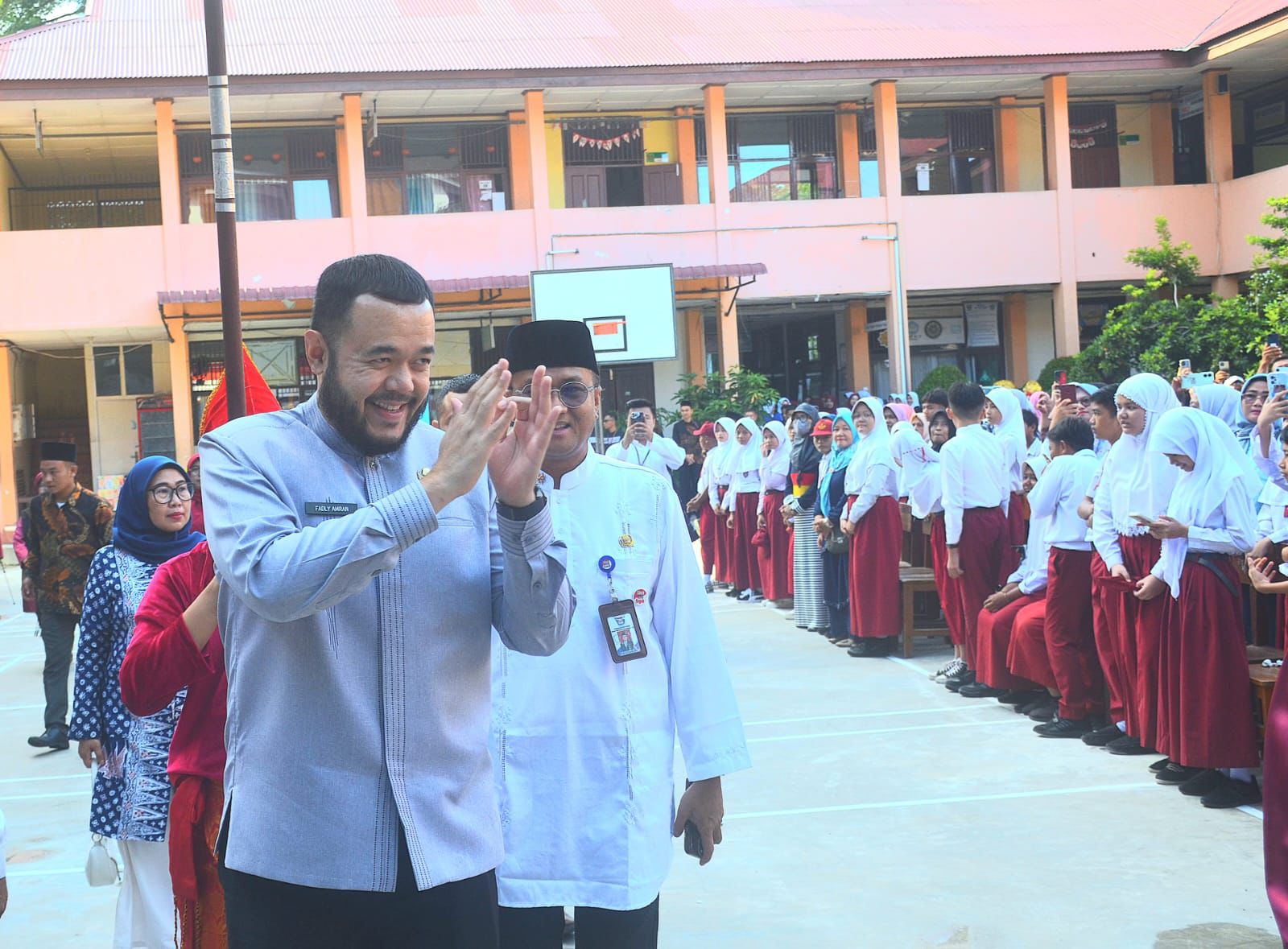 wako-fadly-amran-mulai-salurkan-kartu-padang-juara-untuk-12.606-siswa-kurang-mampu