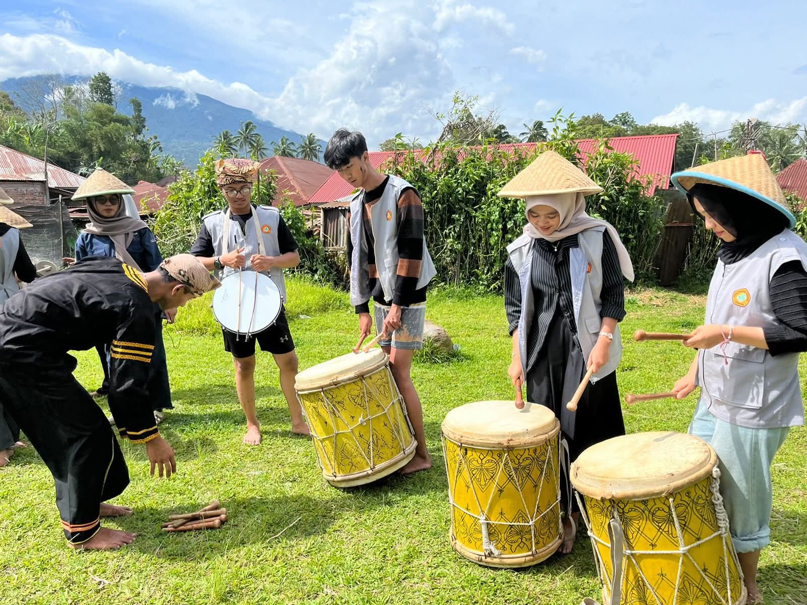 30-mahasiswa-prodi-usaha-perjalanan-wisata-pnp-padang-pelajari-kepemanduan-di-desa-kubu-gadang