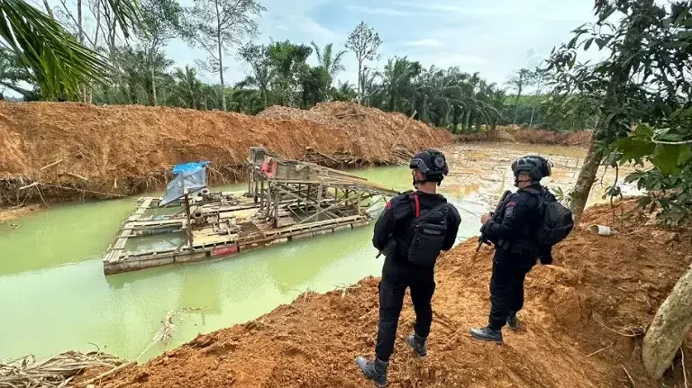 peti-ancam-sungai-kuansing,-polres-dan-brimob-lakukan-operasi-gabungan