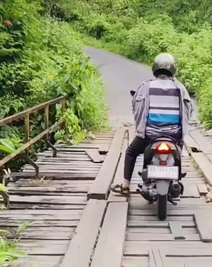 jembatan-di-matua-hilia-menuju-sitingkai-dan-palupuh-dalam-kondisi-parah