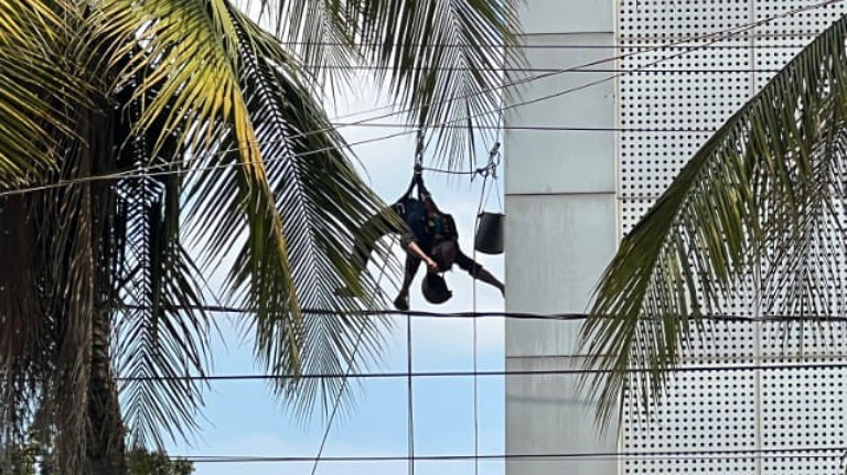 pekerja-tergantung-tak-sadarkan-diri-di-gedung-bank-uob,-kapolsek:-korban-tersengat-aliran-listrik 