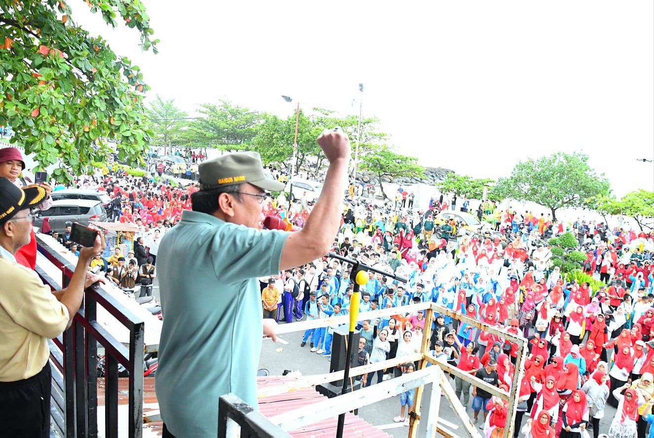 hjk-padang-ke-356,-ratusan-warga-lintas-suku-dan-agama-lakukan-aksi-bersih-pantai-padang