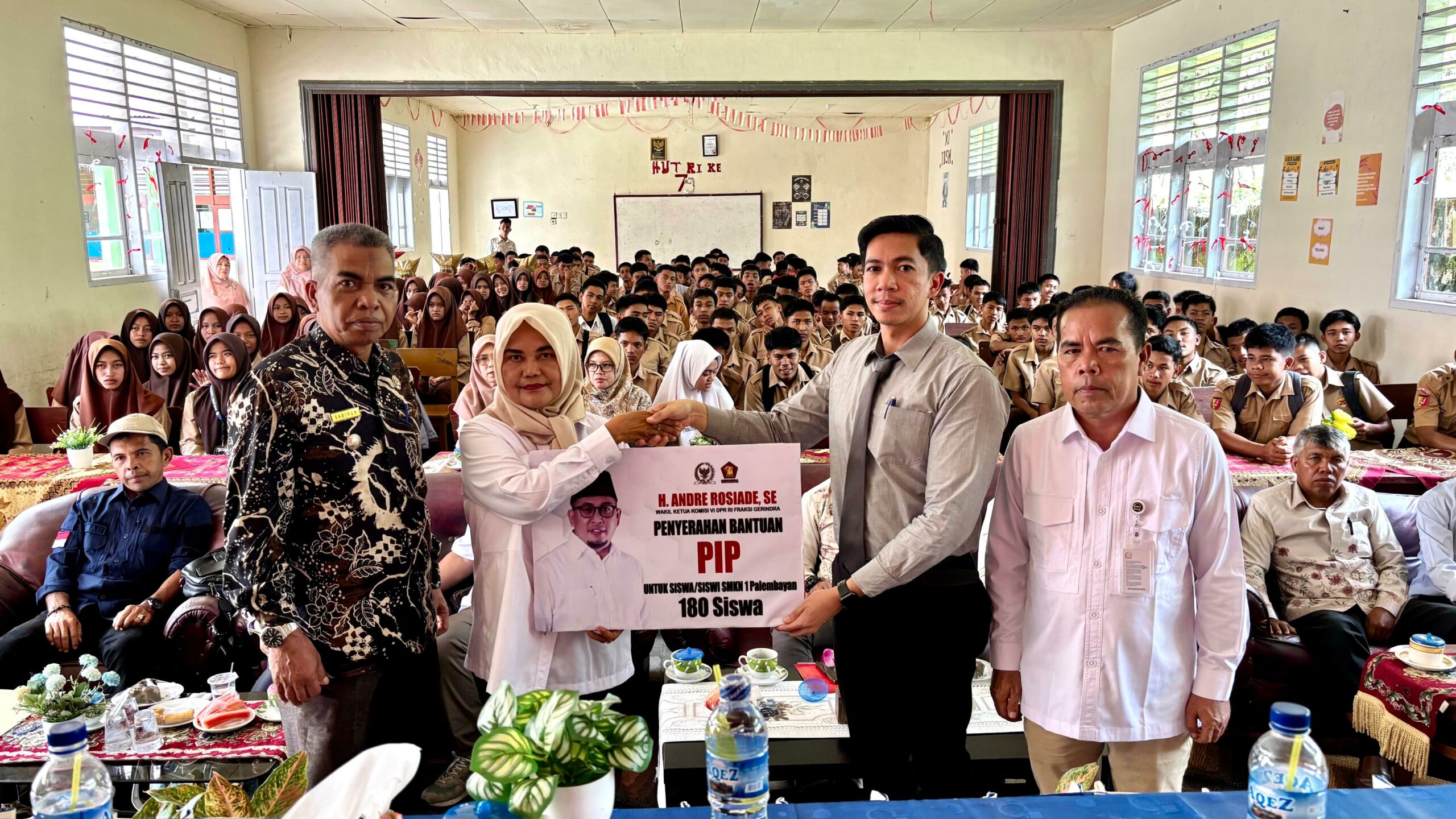 andre-rosiade-salurkan-70-beasiswa-pip-ke-smk-farmasi-imam-bonjol-bukittinggi