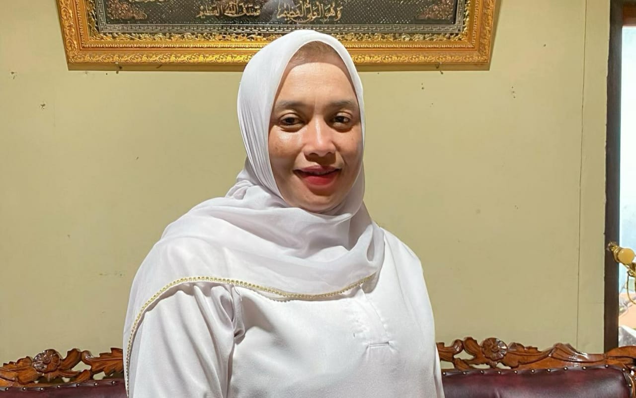 jembatan-putus,-bidan-desa-di-pasaman-seberangi-sungai-demi-obati-warga