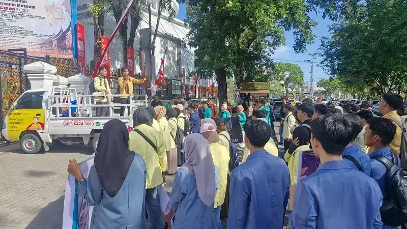 Gambar dari Sekda Sumbar: Aksi Mahasiswa Harus Kondusif di Padang bem-sb-berunjuk-rasa-di-dprd-sumbar-sampaikan-12-tuntutan