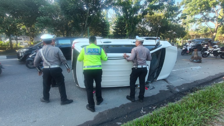 supir-diduga-mengantuk,-tabrak-pohon-palma-di-pekanbaru-hingga-mobil-terbalik