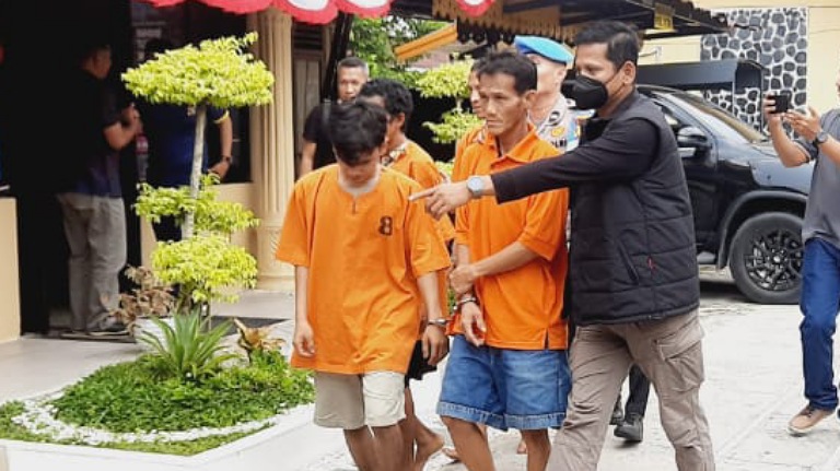 menyamar-sebagai-teknisi-pln-dan-curi-kabel-gardu-untuk-beli-sabu,-empat-pria-ditangkap