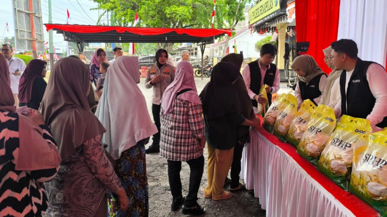 gelar-program-sphp-di-pekanbaru,-pasar-murah-polsek-senapelan-ludes-diserbu-warga