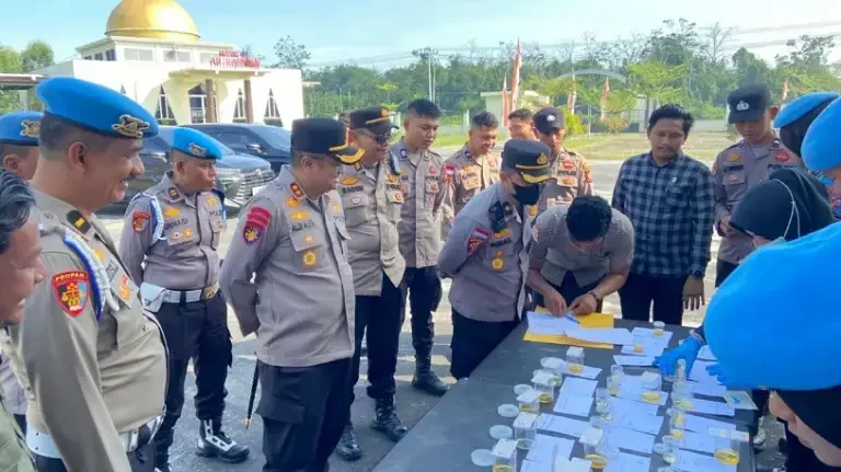 personil-polres-meranti-di-tes-urin-dan-razia-rambut-panjang