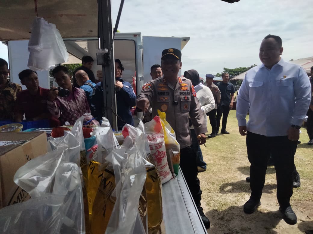 gerakan-pangan-murah-polda-sumbar-dan-bulog,-harga-beras-hingga-minyak-di-bawah-het
