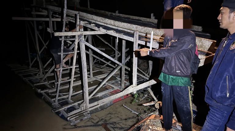 penggerebekan-peti-di-rawa-kuansing,-tim-sisir-6-kilometer-jalan-kaki-cegat-pelaku