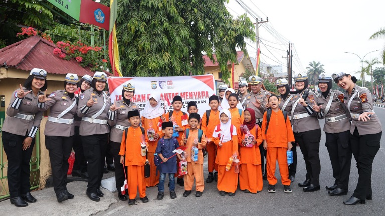 meriahkan-hut-ri-ke-80,-ditlantas-polda-riau-ajak-anak-anak-cinta-tanah-air-dan-lingkungan