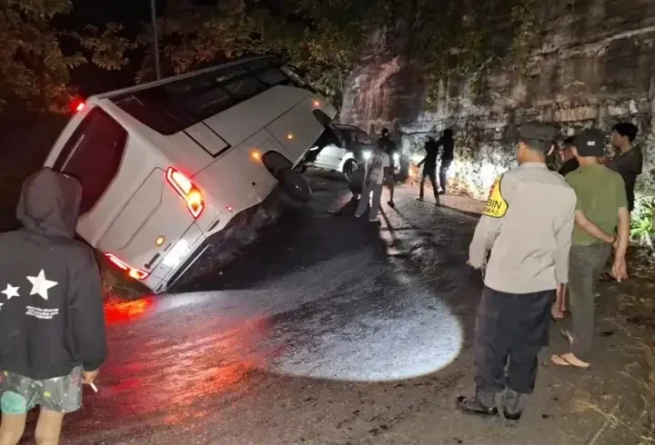 roda-bus-pariwisata-nyemplung-lubang-di-kelok-14,-lalu-lintas-tersendat