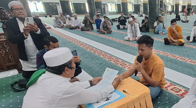 keinginan-sejak-smp,-dion-benyamin-akhirnya-ucapkan-syahadat-di-pekanbaru