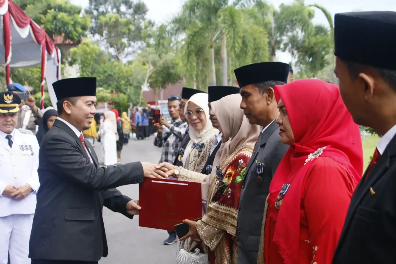 ketua-dprd-agam-h-ilham,-lc.-ma-hadiri-upacara-hut-ri-ke-80-di-lapangan-kantor-bupati