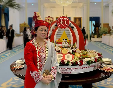 upacara-hut-ri,-puan-mensesneg-kenakan-pakaian-minangkabau