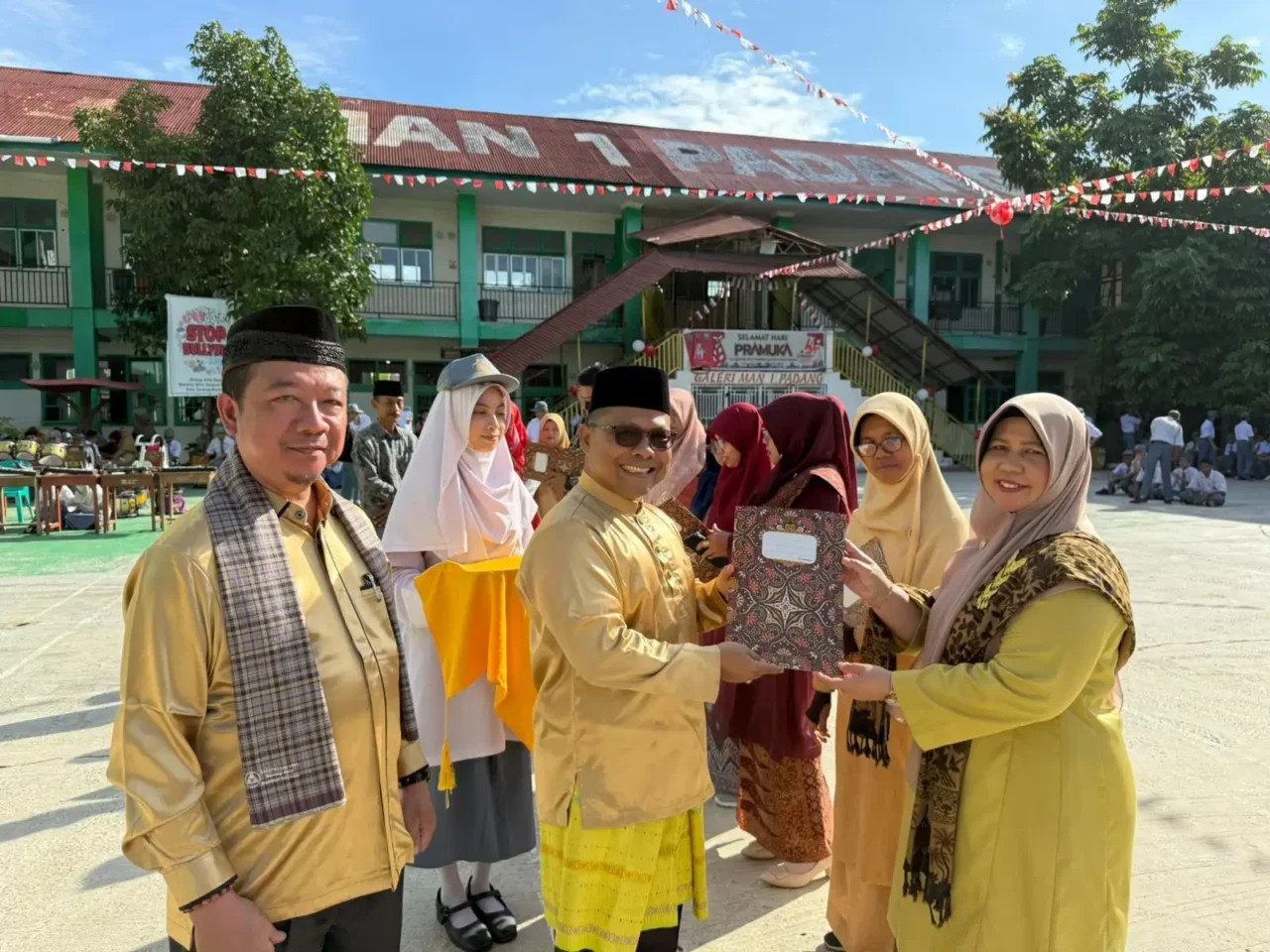 8-orang-pendidik-dan-tenaga-kependidikan-man-1-kota-padang-mendapatkan-penganugerahan-penghargaan-pada-peringatan-hut-ri-ke-80