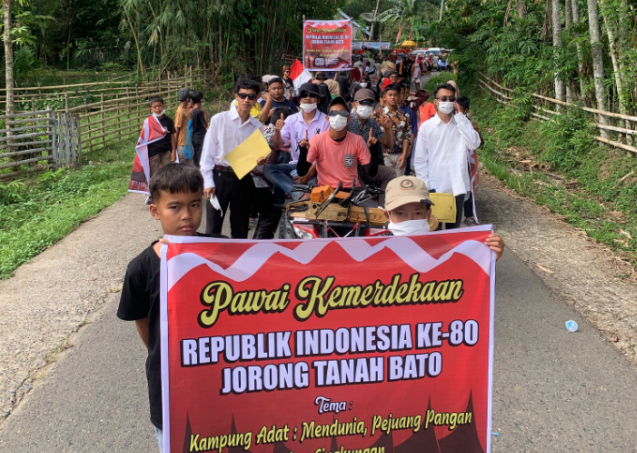 pawai-kemerdekaan,-kampung-adat-sijunjung-serukan-perang-melawan-kejahatan-lingkungan