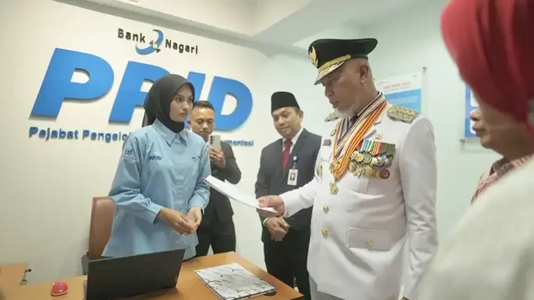 dorong-keterbukaan-informasi-publik-di-bumd,-gubernur-resmikan-ruang-ppid-bank-nagari