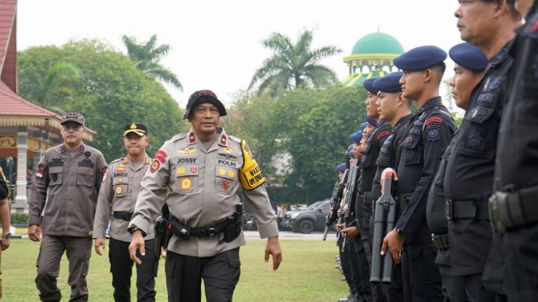 pastikan-festival-pacu-jalur-2025-berjalan-kondusif,-brimob-turunkan-satu-kompi-personel