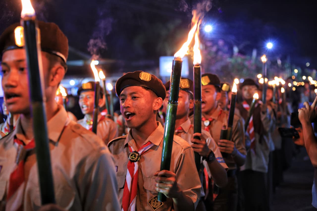 ribuan-pelajar-dan-ormas-di-meranti-meriahkan-pawai-obor-hut-ke-80-ri