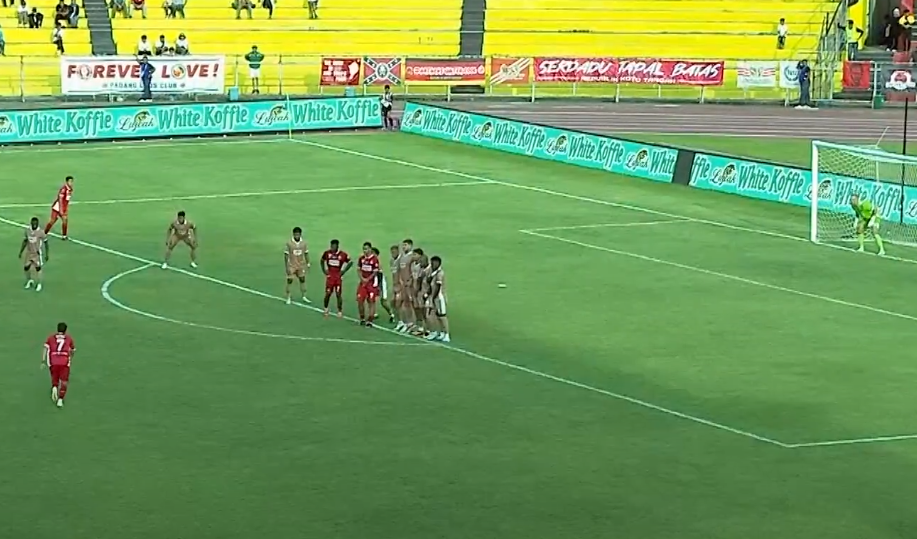 gol-tendangan-bebas-felipe-chaby-gelandang-semen-padang-fc-masuk-goal-of-the-week