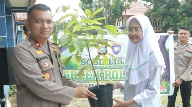 mahasiswa-itb-indragiri-dan-polres-inhu-tanam-ribuan-pohon