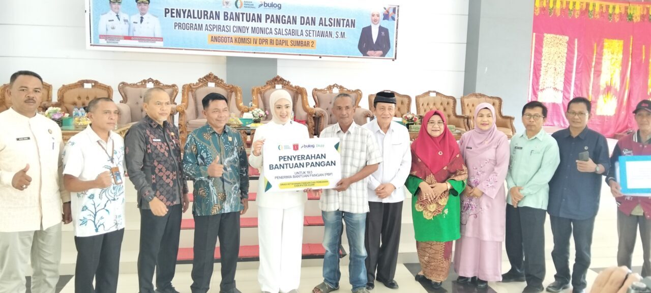 anggota-komisi-iv-dpr-ri,-cindy-monica-salsabila-setiawan-menyalurkan-bantuan-alsintan-aspirasinya-dan-juga-bantuan-beras-kepada-masyarakat