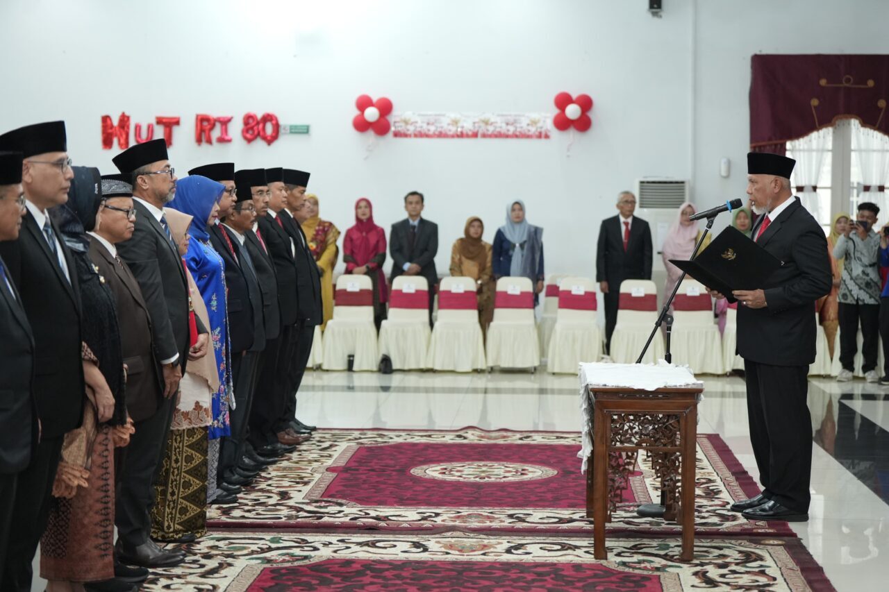 gubernur-mahyeldi-lantik-14-pejabat-pimpinan-tinggi-pratama-pemprov-sumbar