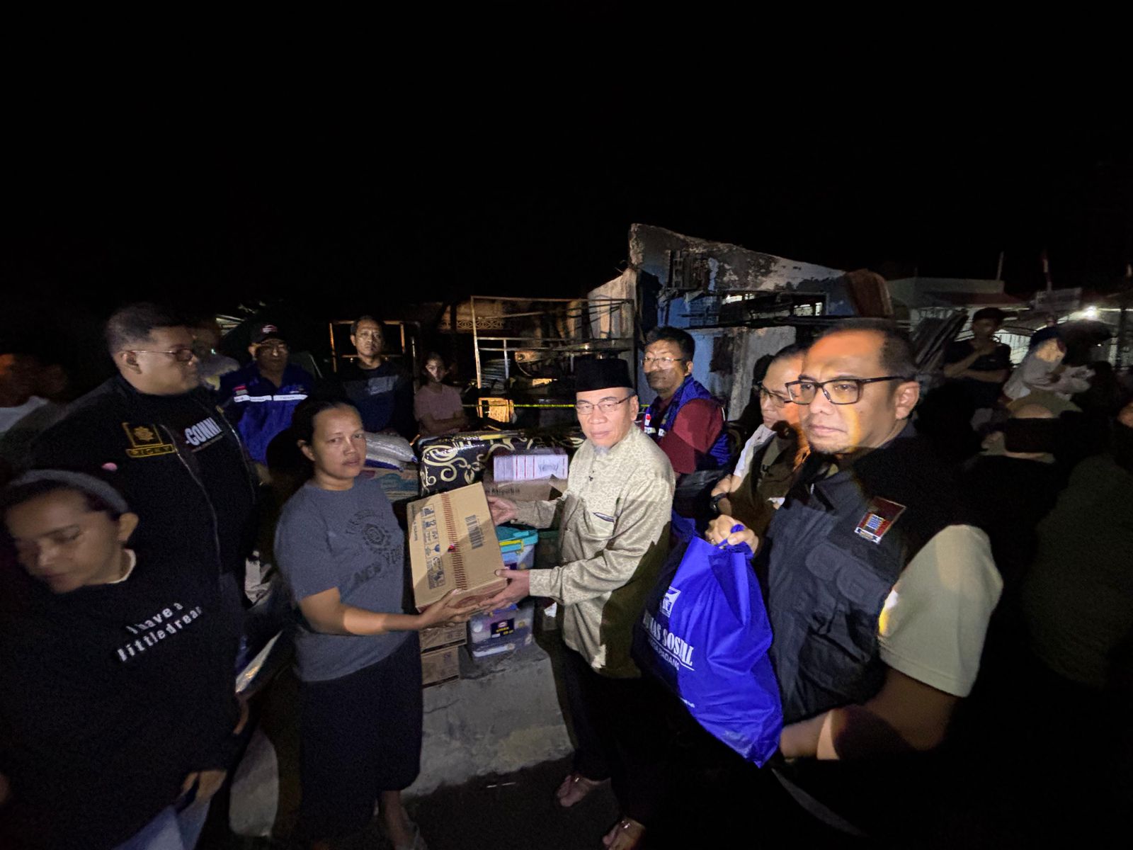 salurkan-bantuan,-wawako-padang-kunjungi-korban-kebakaran-di-lubuk-begalung