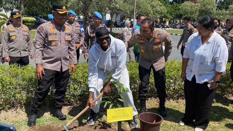 rapper-melly-mike-ikut-green-policing-tanam-pohon-gaharu-di-mapolda-riau 