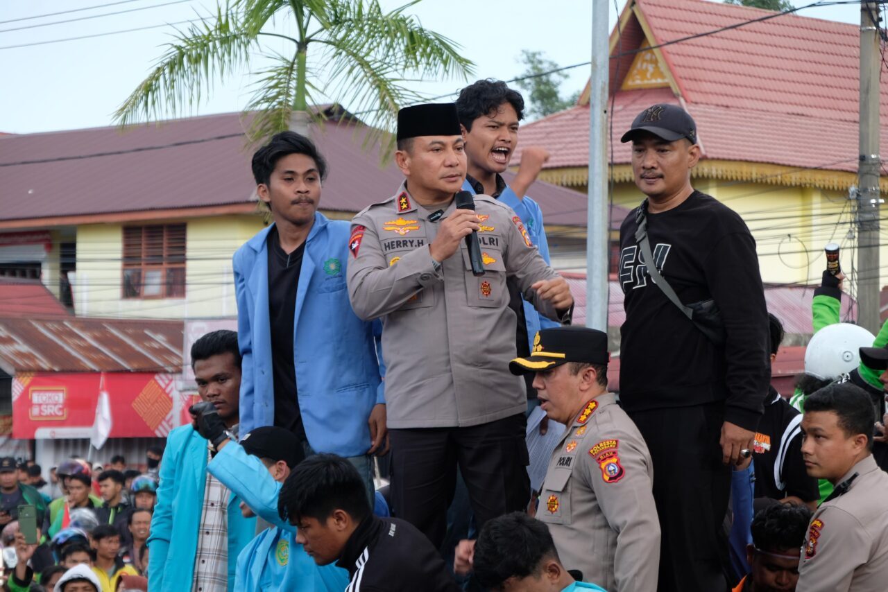 kapolda-irjen-herry-heryawan-turun-langsung-temui-massa-aksi-di-mapolda-riau