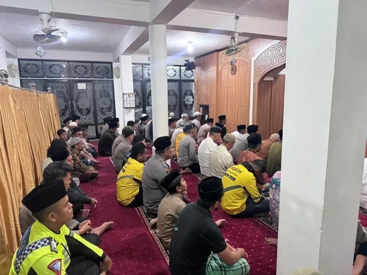 kapolres-tanah-datar-ajak-mahasiswa-dan-ojol-di-batusangkar-doa-bersama-untuk-kedamaian-di-jakarta