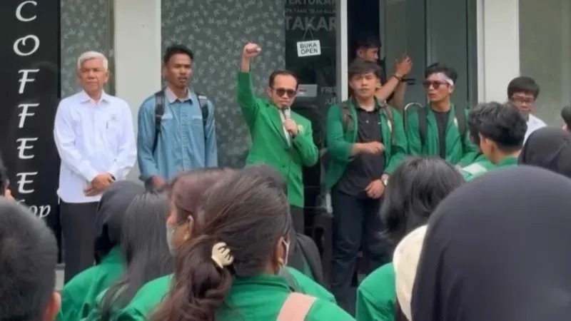 sampaikan-pernyataan-sikap-dan-lepas-mahasiswa-demo,-rektor-unand:-kebebasan-berpendapat-adalah-hak