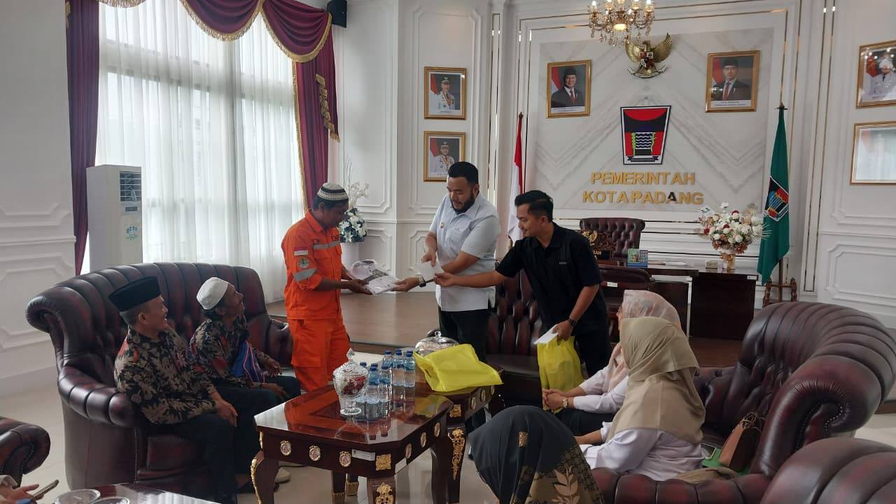 wako-lepas-tiga-petugas-kebersihan-kota-padang-berangkat-umrah-gratis