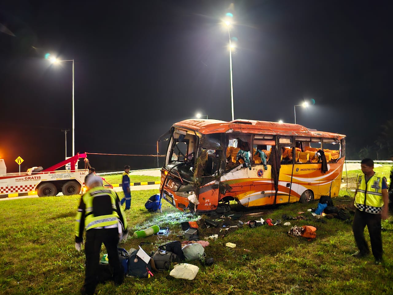 kecelakaan-bus-pariwisata-di-pintu-tol-sicincin,-dua-orang-meninggal