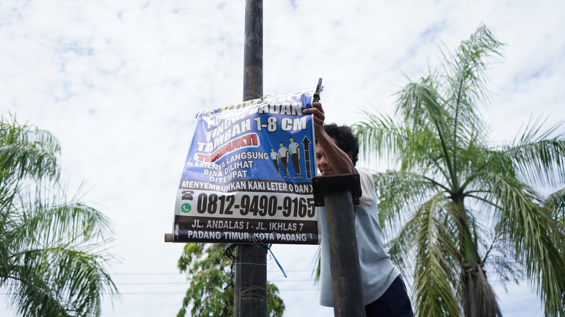 pemko-padang-tertibkan-spanduk-dan-baliho-yang-dipasang-sembarangan