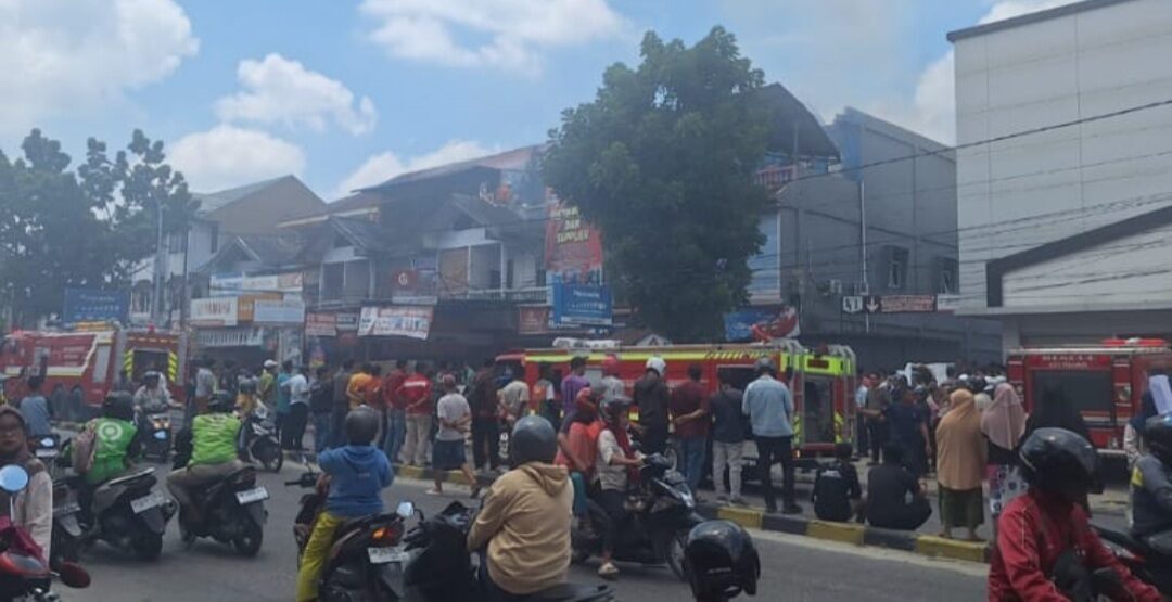 kebakaran-hebat-di-harapan-raya,-api-diduga-berasal-dari-percikan-gerinda