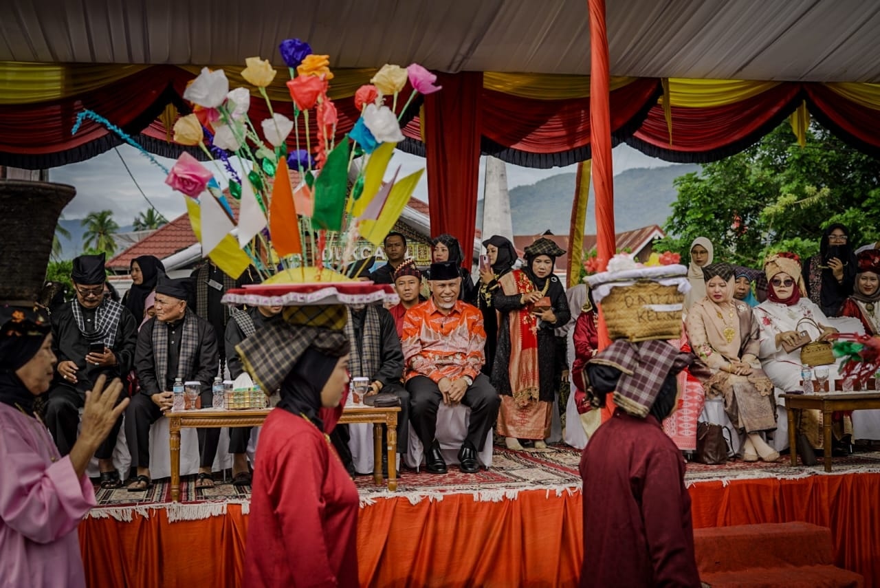 rang-solok-baralek-gadang-di-tengah-sawah,-mahyeldi:-perayaan-identitas-solok-sebagai-kota-agraris