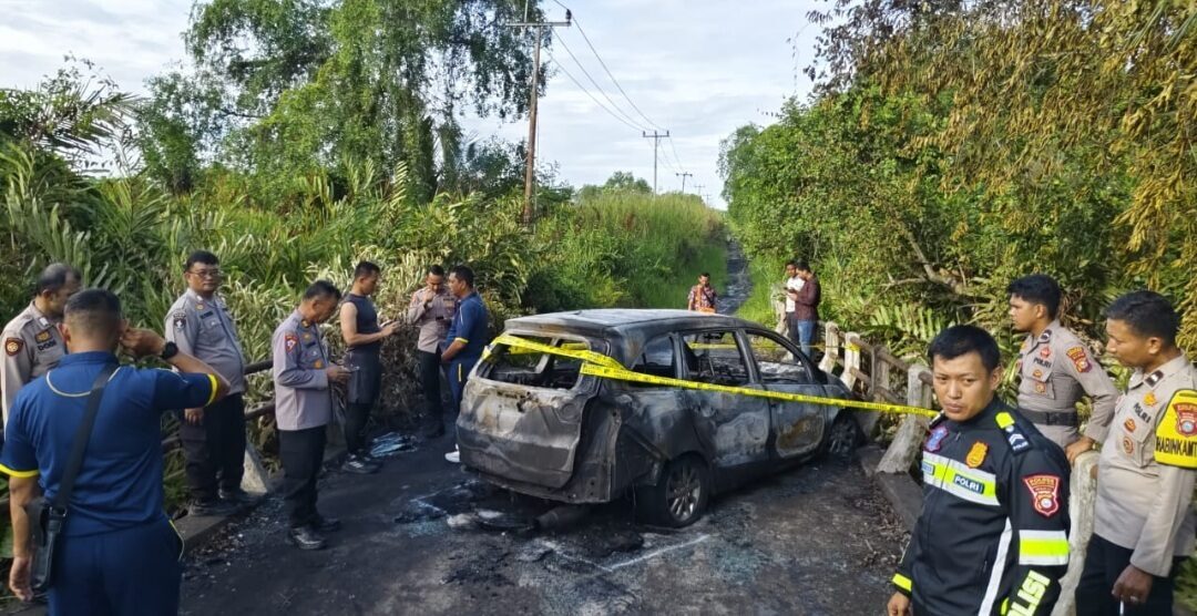 mobil-honda-mobilio-terbakar-di-jembatan-parit-23-inhil,-kapolres-perintahkan-penyelidikan-intensif