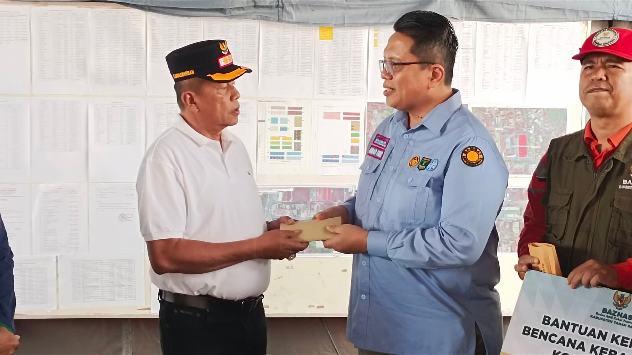 pemkab-tanah-datar-serahkan-bantuan-untuk-korban-kebakaran-pasar-payakumbuh