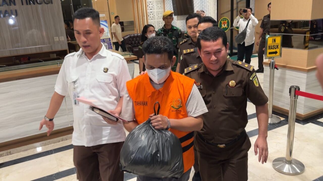 kejati-riau-tetapkan-mantan-dirut-sprh-sebagai-tersangka-kasus-dana-pi-10-persen