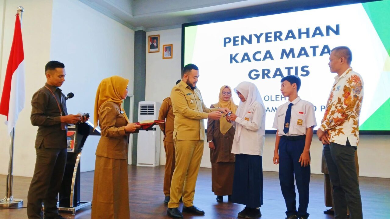 dapat-kacamata-gratis,-penglihatan-siti-kembali-jelas